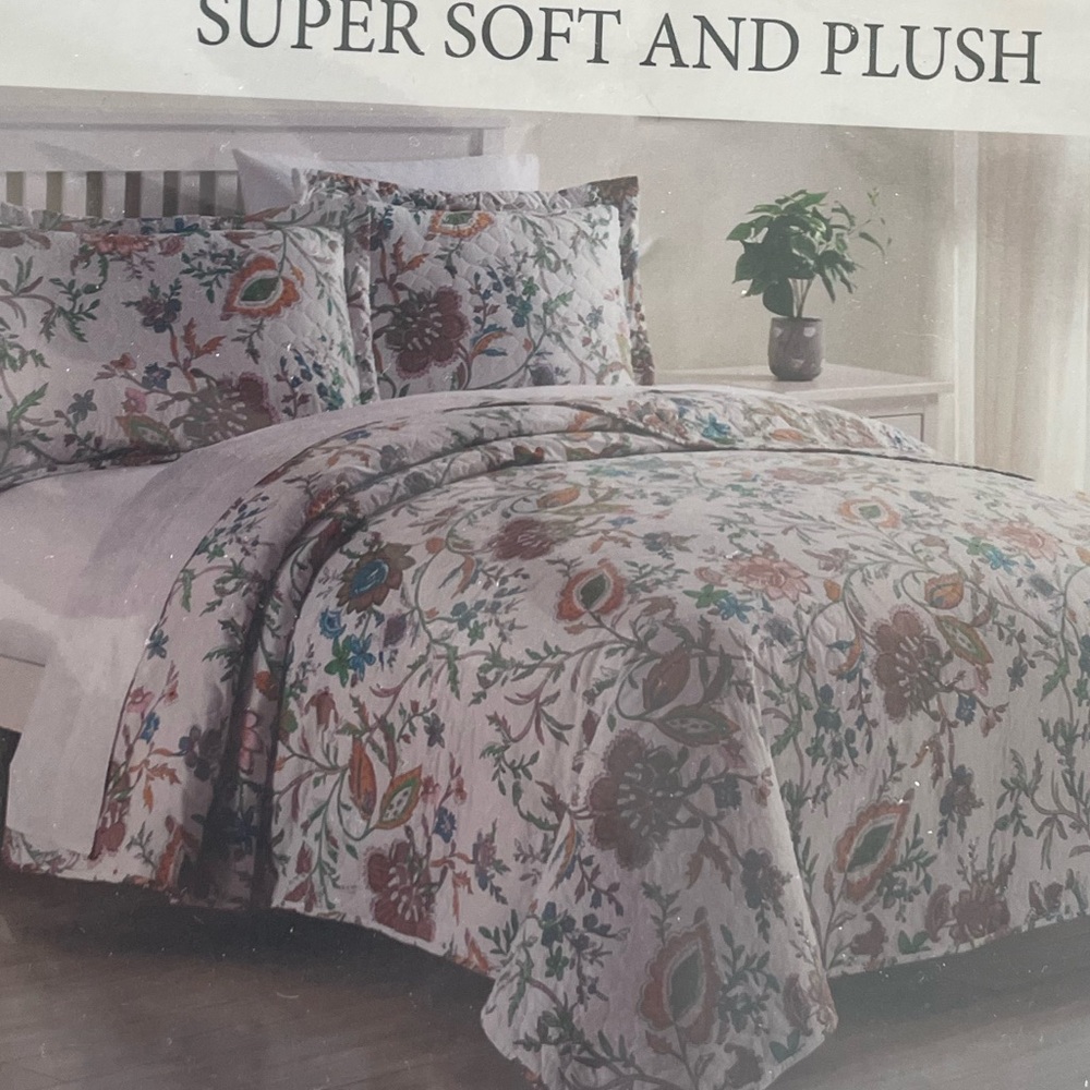 BNWT 3pc Queen quilt set